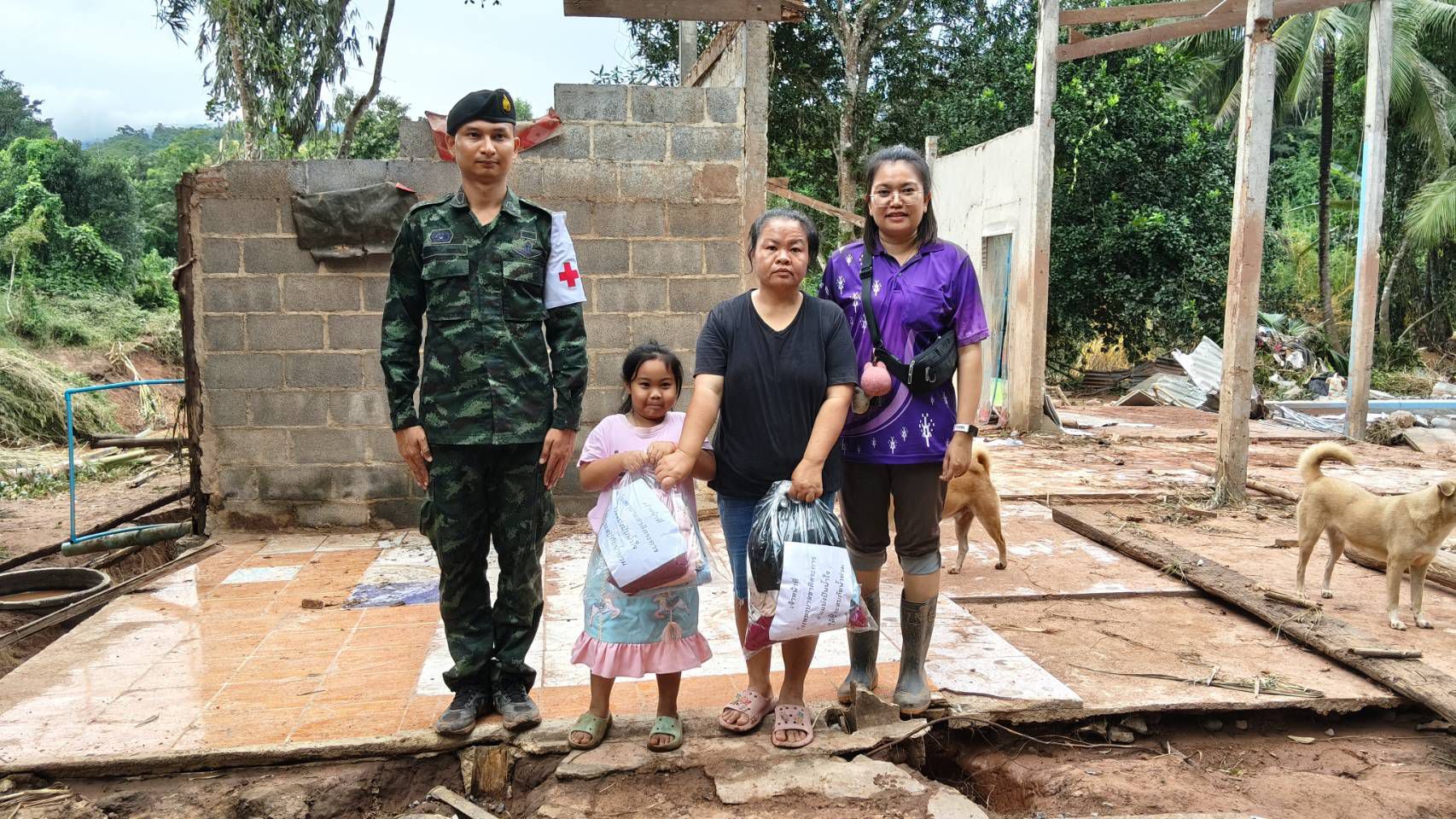 ศบภ.พล.พัฒนา 3 ได้จัดชุดเสนารักษ์ (ชุดแพทย์) และชุดครัวสนามลงพื้นที่ช่วยเหลือผู้ประสบอุทกภัยใน อ.ชาติตระการ จว.พ.ล.